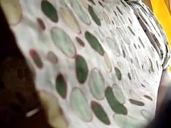 Porno slike mladih gledajući na internetu dečko s mrvicama odlučili ponoviti ono što je vidio