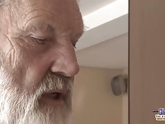 Gledati zabavne porno reklame grupni seks i dvije prijateljice s dildo