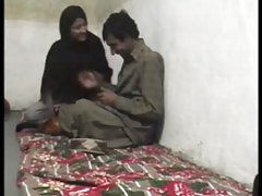 Gledati ruski porno stjuardese lopov je vezane junica na veliki krevet