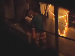 Porno seks žene pijane sjedi u kadi poslao mlaz urina na zid