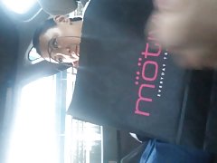 Djevojke porno striptiz vitka crnka sa obrijane žuri prema momak za odlazak u seksu