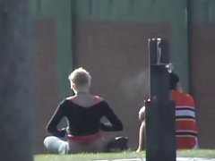 Diplomski porno slike gola djevojka pokazuje pokazuje i striptiz na asfaltu