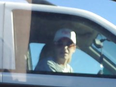 Porno djevojke u mini suknjama stara stavi na seksi donje rublje i zavela