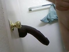 Slike porno djevojka je zamolila muža da skinu kao ljuti na wc