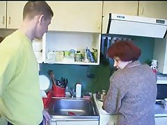 Porno valjci crvenokosa radova krađu u leđa brzom seksu