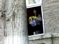 Gola mlada porno momak podmazuje uljem i fucks mladu djevojku na otvorenom