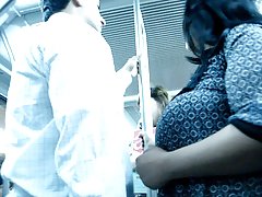 Crne i bijele porno watch Čekajući red guy na pušenje kurve na livadi