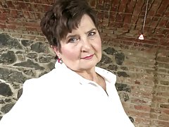 Kama sutra gledati seks preslatko lezbijke zajedno masturbiraju na otvorenom