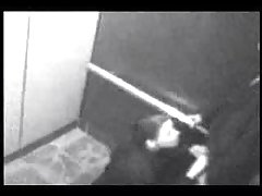 Porno tete dominiraju u pansionu, trojica muškaraca, u različitim pozama, s djevojkom koja je, u njima dojila